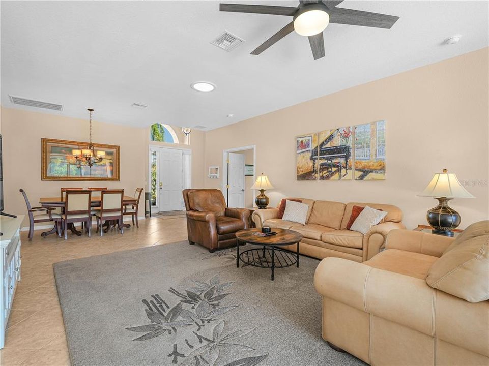 En Venta: $355,000 (3 camas, 2 baños, 1833 Pies cuadrados)