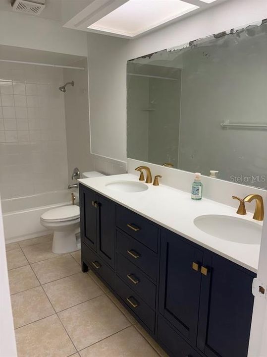 For Rent: $1,450 (2 beds, 1 baths, 975 Square Feet)