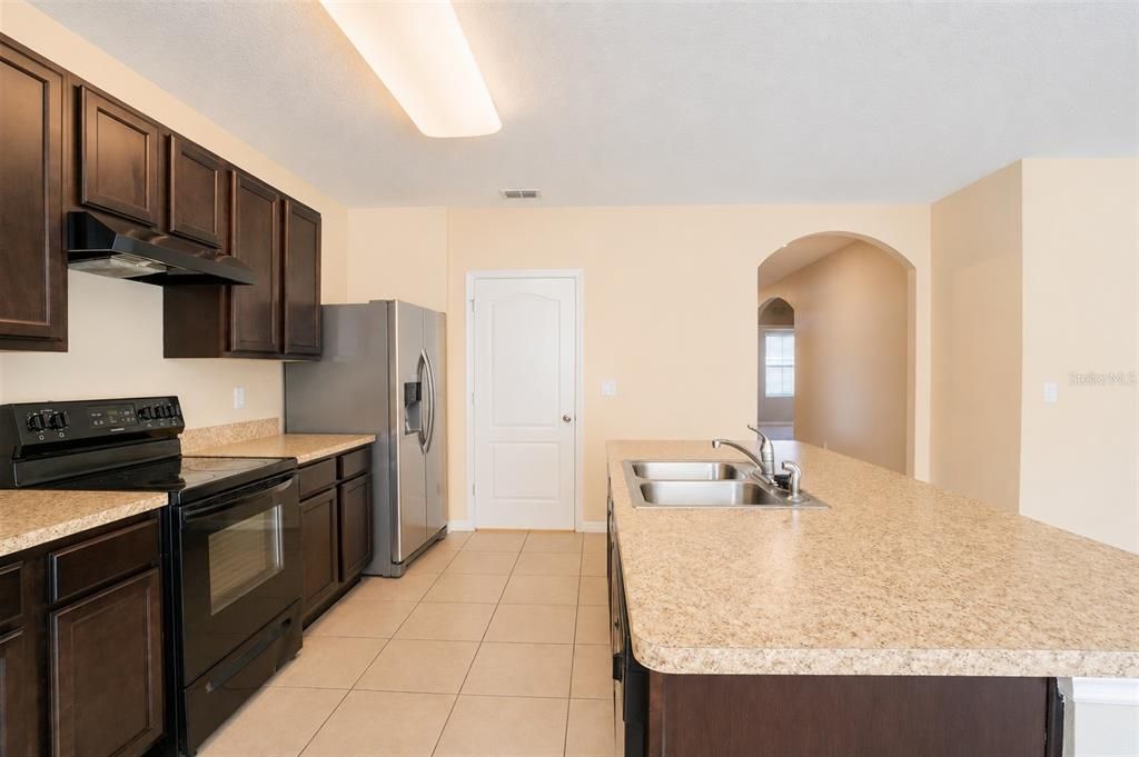 For Rent: $1,899 (3 beds, 2 baths, 1761 Square Feet)