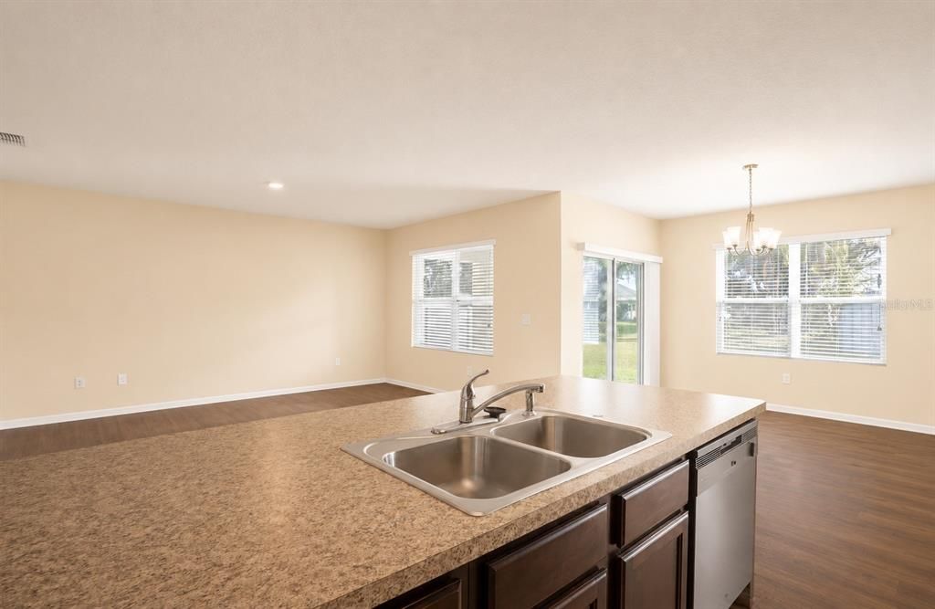 For Rent: $1,899 (3 beds, 2 baths, 1761 Square Feet)