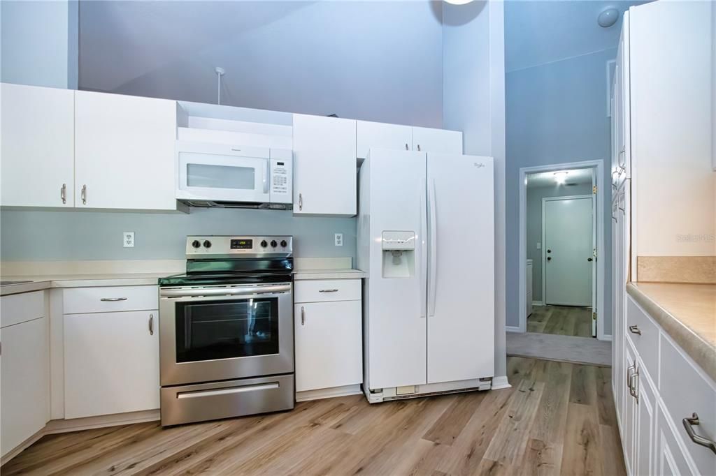 Под контрактом: $289,900 (2 спален, 2 ванн, 1720 Квадратных фут)
