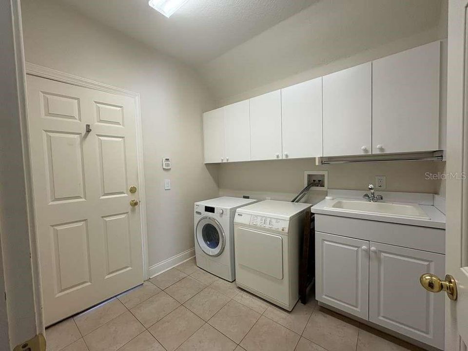 For Sale: $449,000 (4 beds, 2 baths, 2752 Square Feet)