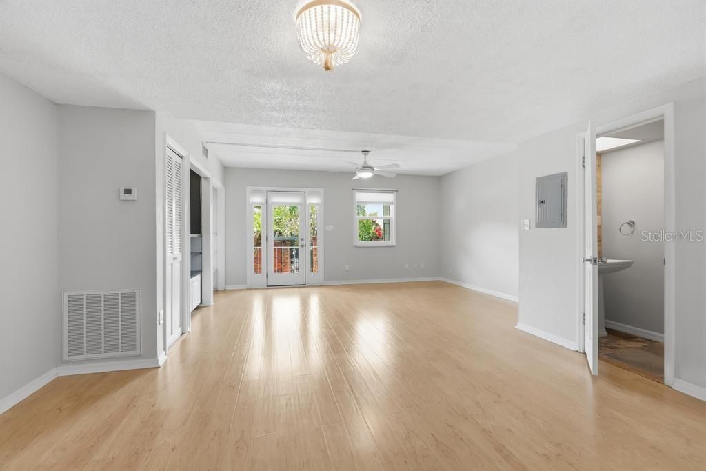 For Sale: $237,000 (2 beds, 2 baths, 1360 Square Feet)