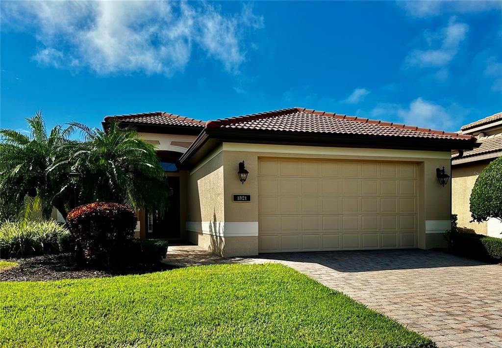 For Rent: $3,600 (3 beds, 2 baths, 1990 Square Feet)