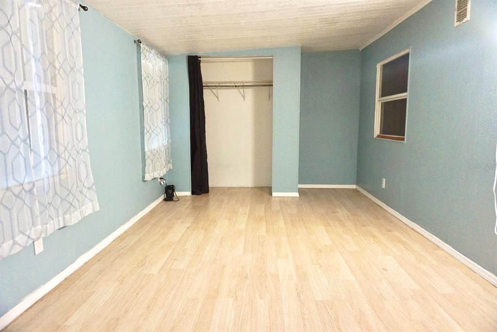For Sale: $67,500 (2 beds, 1 baths, 834 Square Feet)