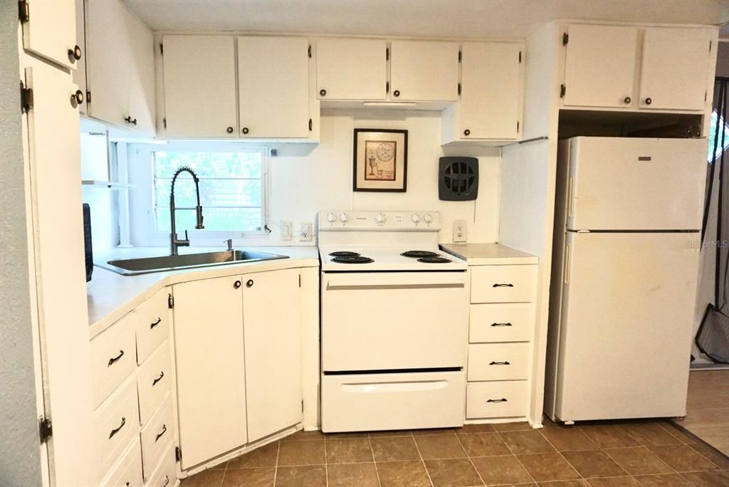 For Sale: $67,500 (2 beds, 1 baths, 834 Square Feet)