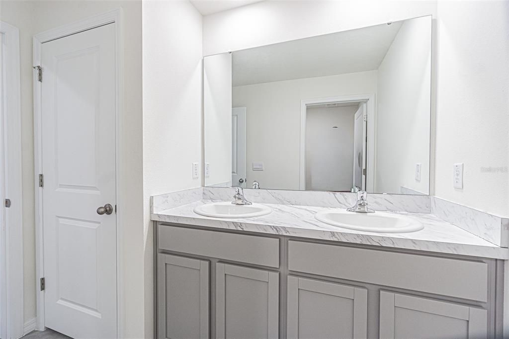 For Sale: $535,000 (5 beds, 3 baths, 2605 Square Feet)