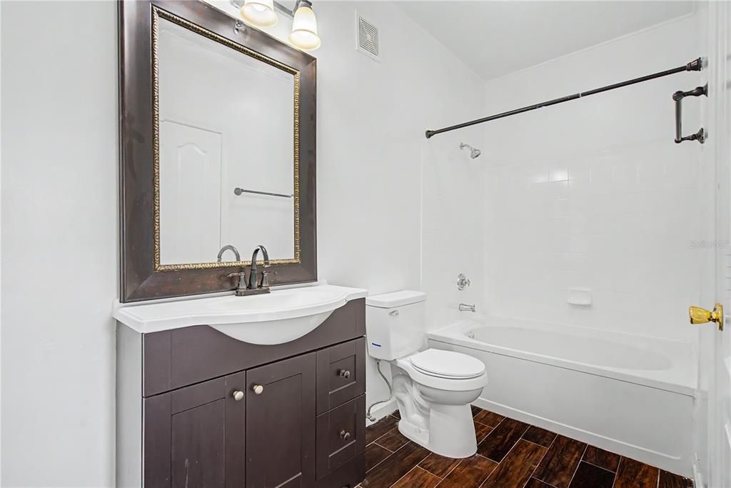 For Sale: $134,900 (1 beds, 1 baths, 951 Square Feet)