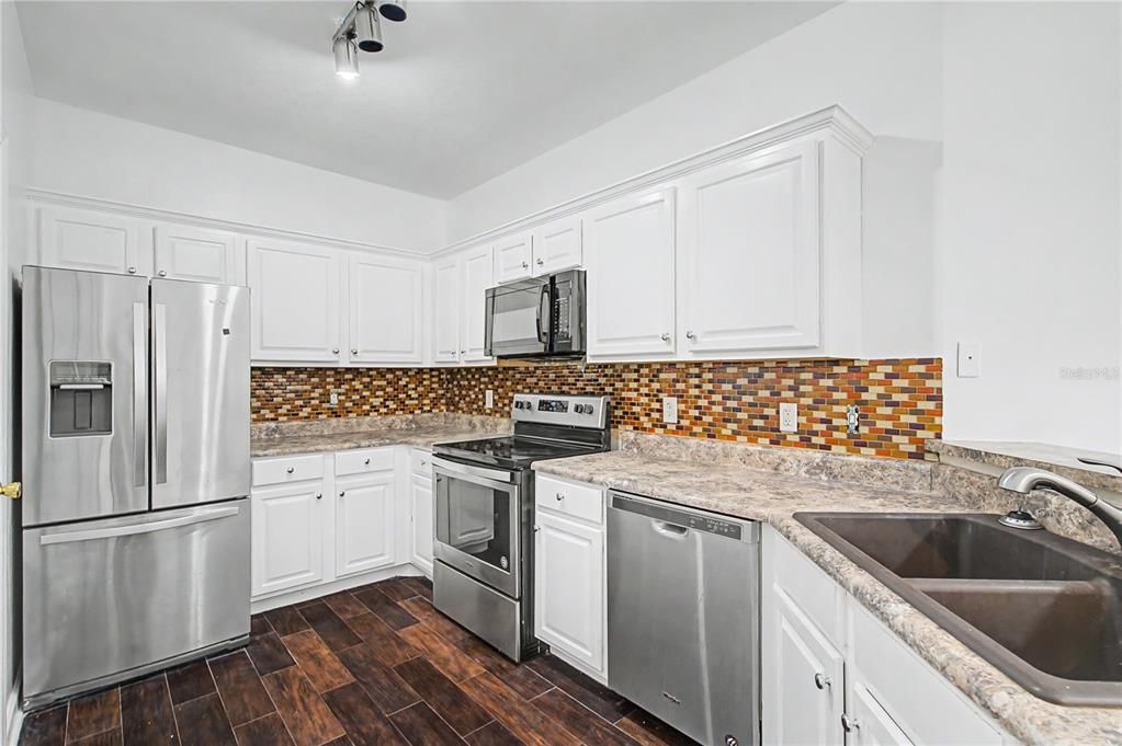 For Sale: $134,900 (1 beds, 1 baths, 951 Square Feet)