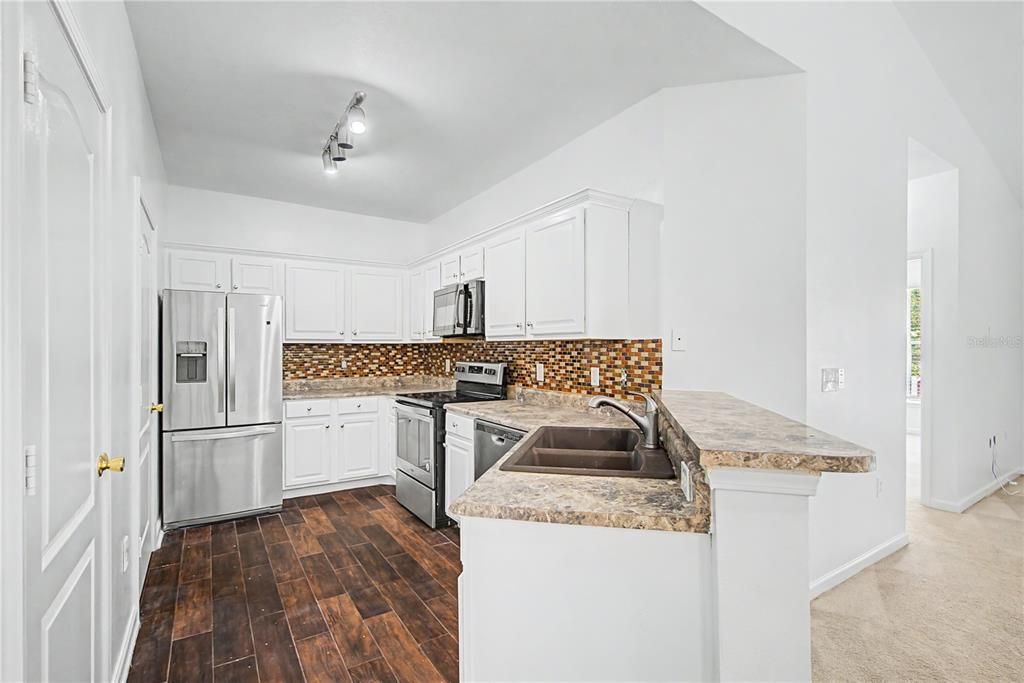 For Sale: $134,900 (1 beds, 1 baths, 951 Square Feet)