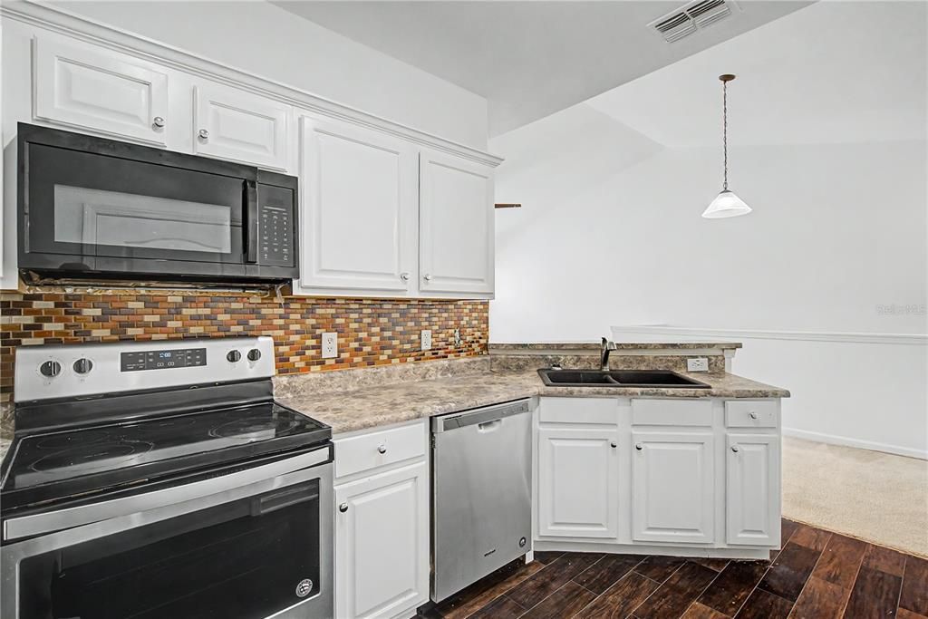 For Sale: $134,900 (1 beds, 1 baths, 951 Square Feet)