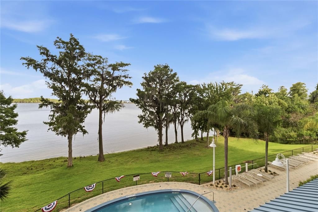 For Sale: $308,000 (2 beds, 2 baths, 1169 Square Feet)