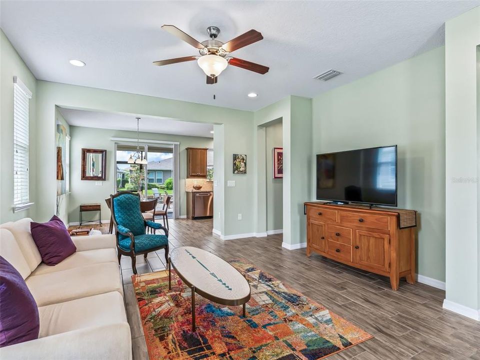 For Sale: $315,000 (2 beds, 2 baths, 1392 Square Feet)