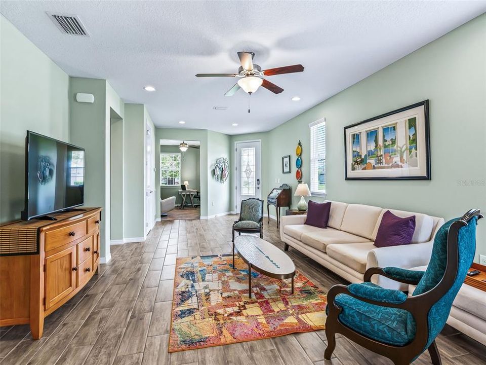 For Sale: $315,000 (2 beds, 2 baths, 1392 Square Feet)