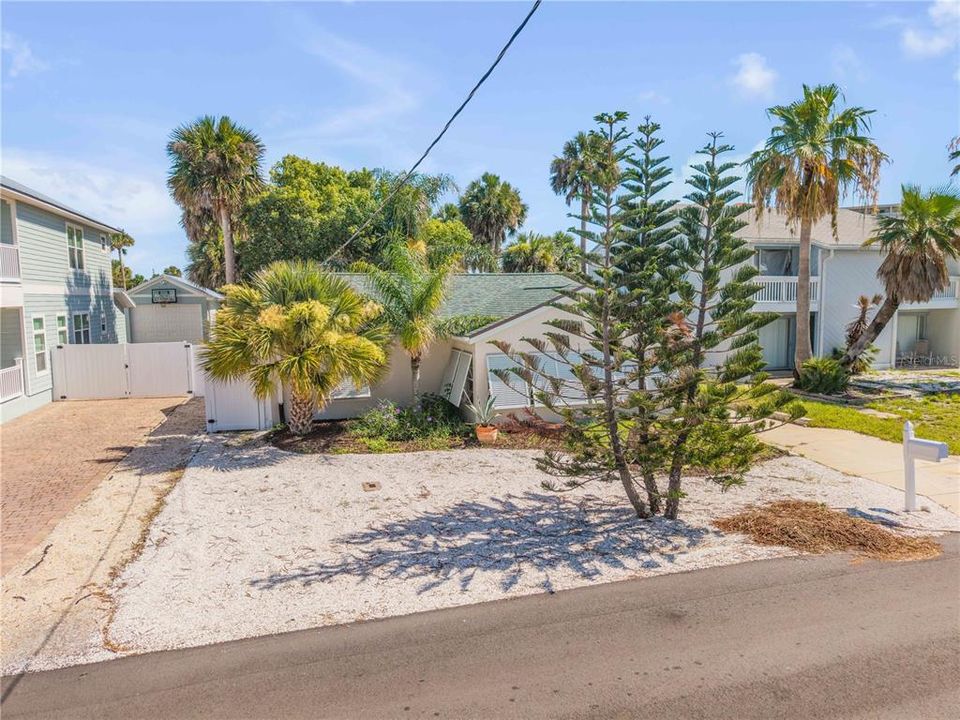For Sale: $669,000 (3 beds, 2 baths, 1222 Square Feet)