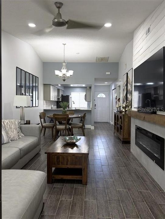 For Sale: $189,000 (2 beds, 2 baths, 921 Square Feet)