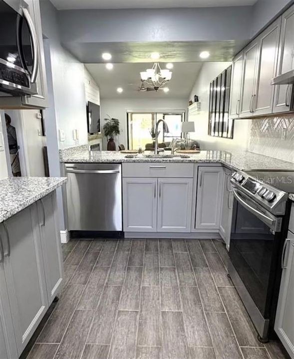 For Sale: $189,000 (2 beds, 2 baths, 921 Square Feet)