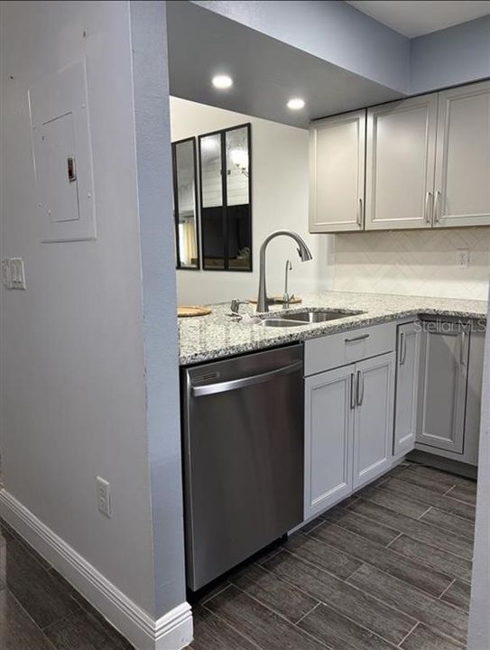 For Sale: $189,000 (2 beds, 2 baths, 921 Square Feet)