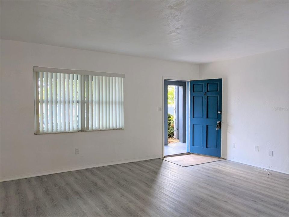 For Rent: $1,250 (1 beds, 1 baths, 725 Square Feet)