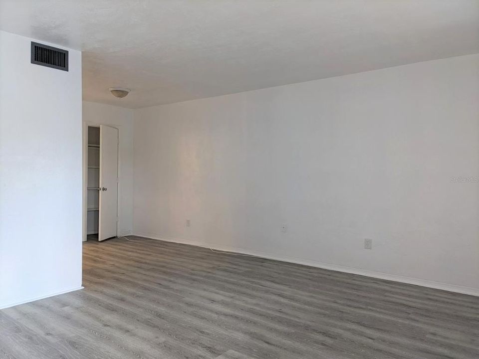 For Rent: $1,250 (1 beds, 1 baths, 725 Square Feet)