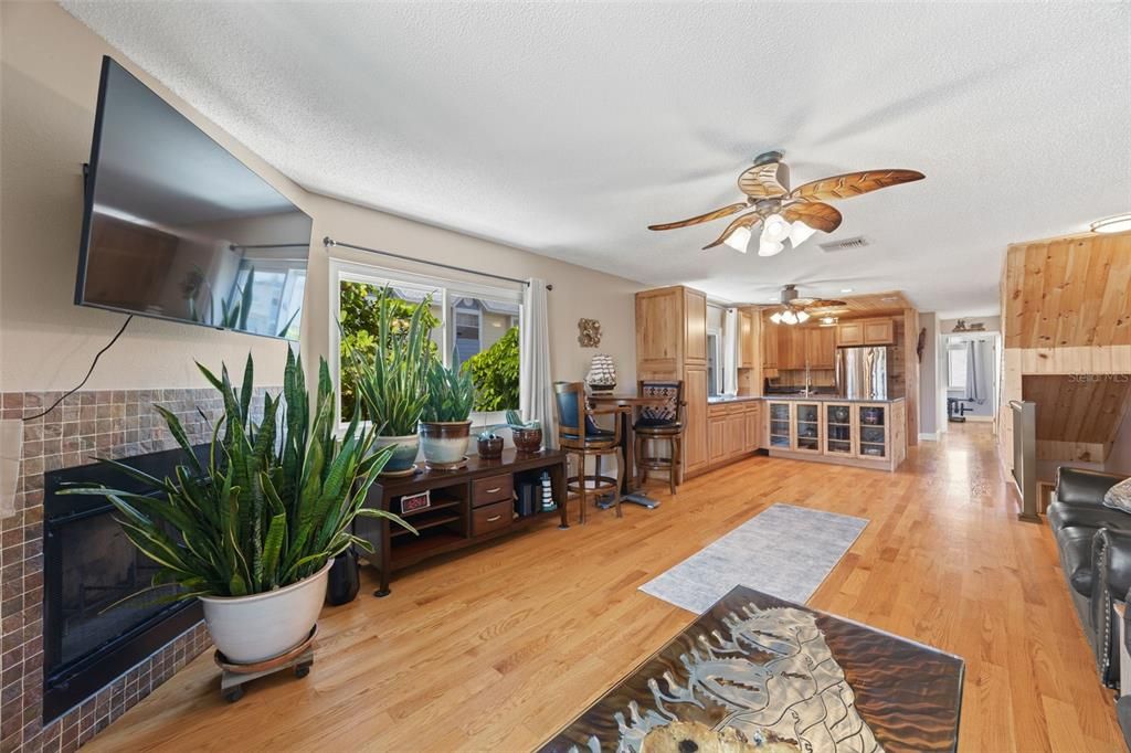 For Sale: $799,000 (3 beds, 3 baths, 1585 Square Feet)