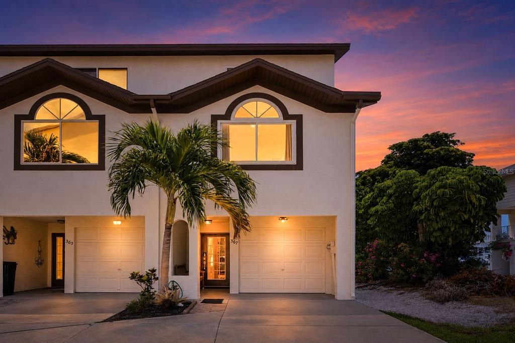 For Sale: $799,000 (3 beds, 3 baths, 1585 Square Feet)