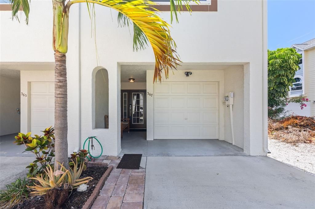For Sale: $799,000 (3 beds, 3 baths, 1585 Square Feet)