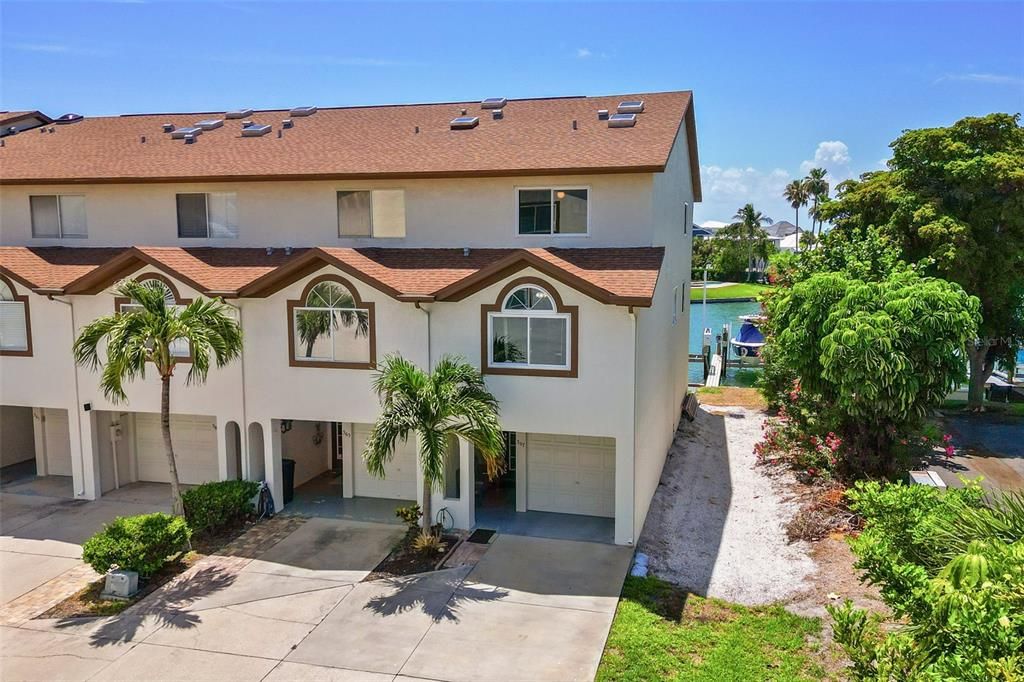 For Sale: $799,000 (3 beds, 3 baths, 1585 Square Feet)