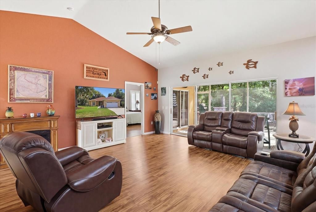 For Sale: $299,900 (3 beds, 2 baths, 1627 Square Feet)