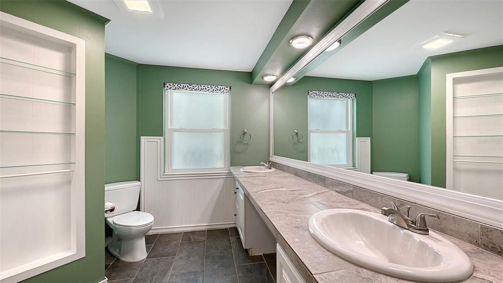 For Rent: $2,595 (2 beds, 2 baths, 1573 Square Feet)