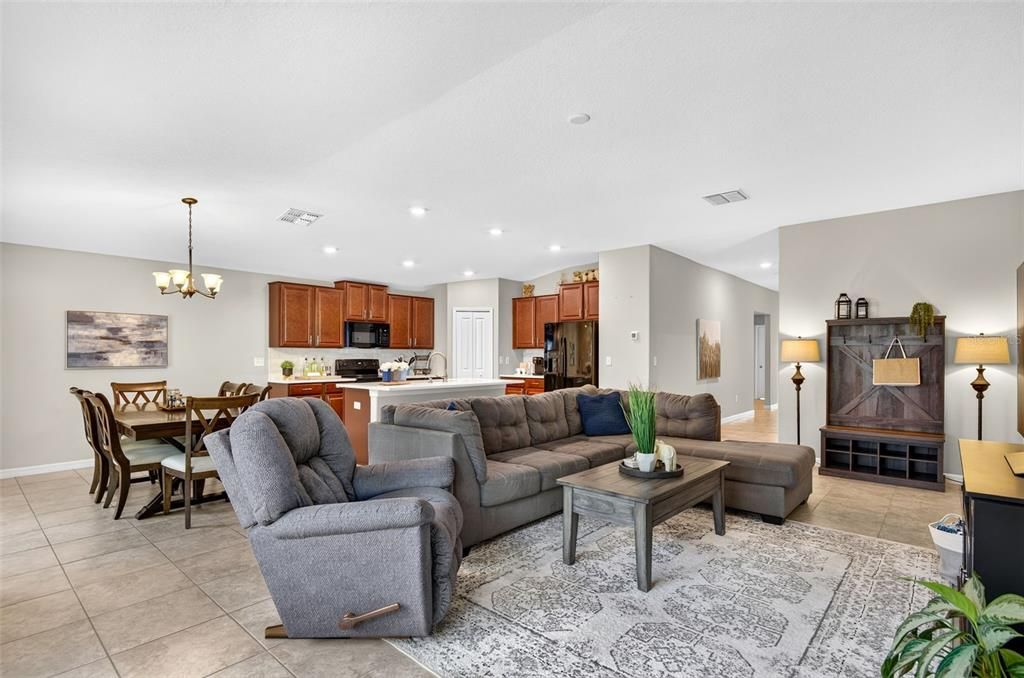 For Sale: $410,000 (4 beds, 2 baths, 1935 Square Feet)