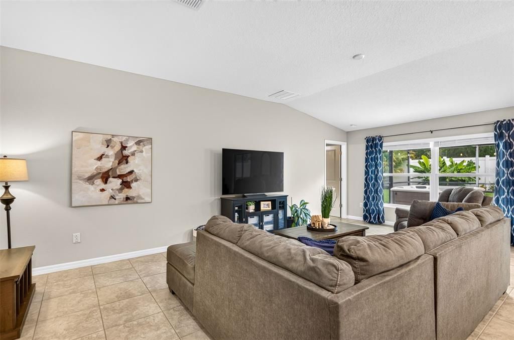 For Sale: $410,000 (4 beds, 2 baths, 1935 Square Feet)