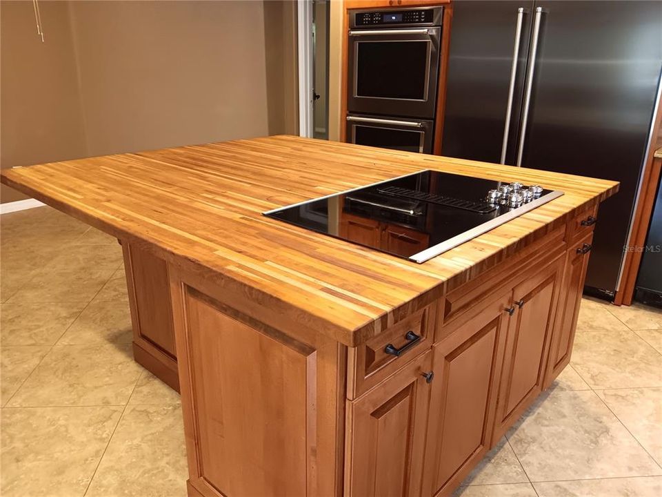 For Rent: $2,275 (2 beds, 2 baths, 1013 Square Feet)