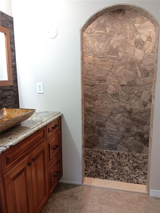 For Rent: $2,275 (2 beds, 2 baths, 1013 Square Feet)