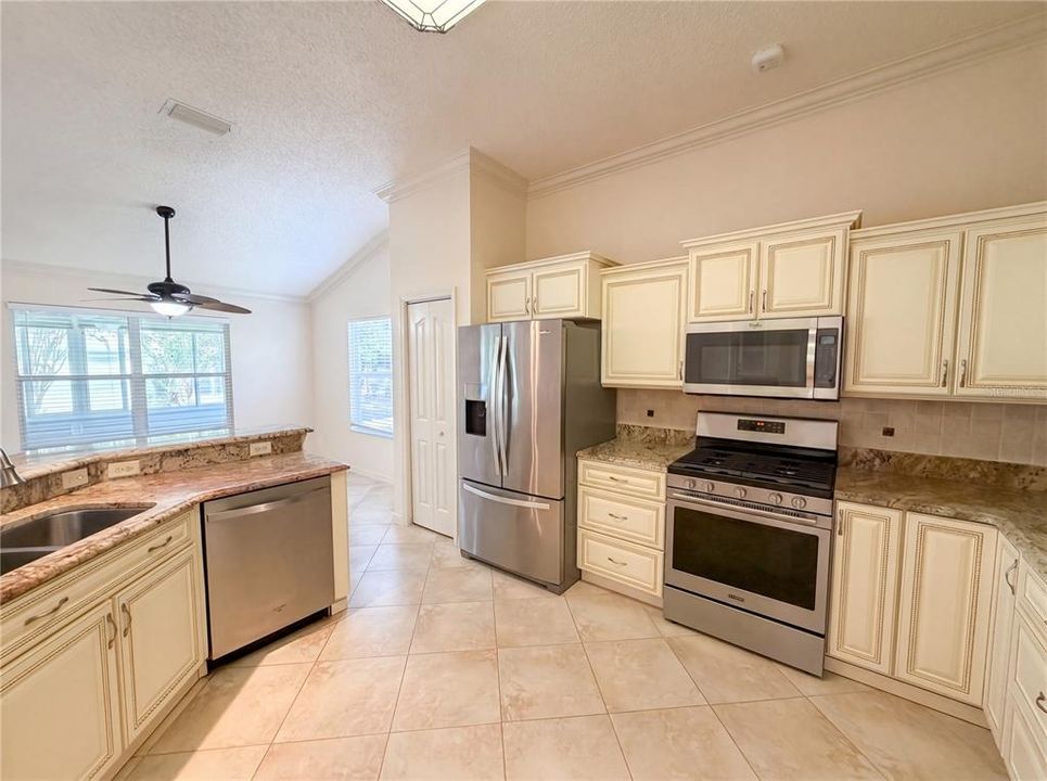 For Sale: $400,000 (3 beds, 2 baths, 2044 Square Feet)