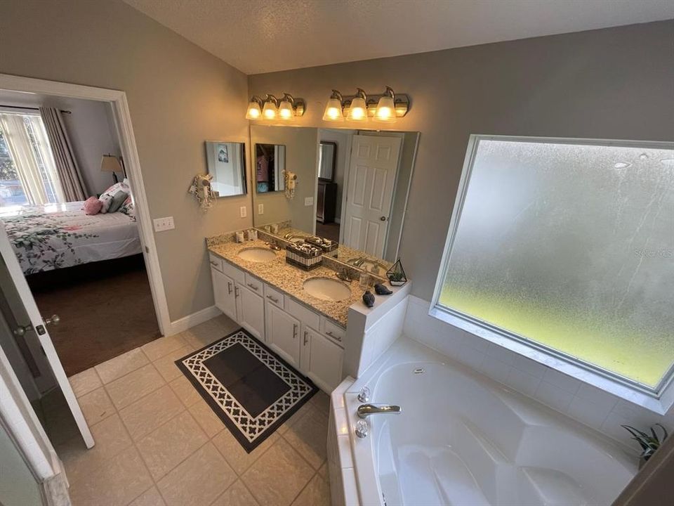 For Rent: $2,500 (5 beds, 3 baths, 1940 Square Feet)