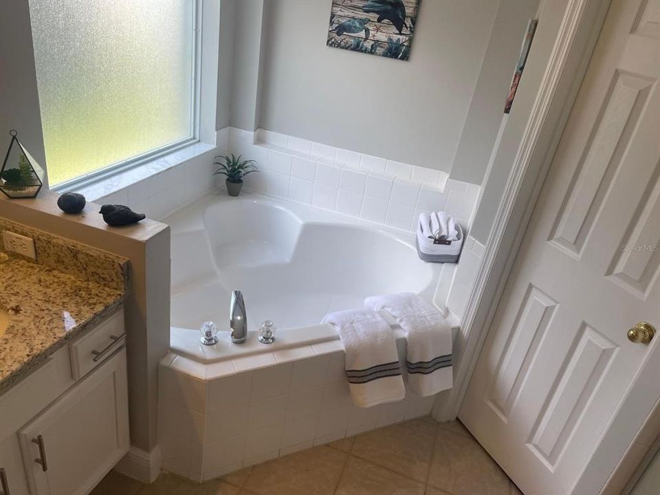 For Rent: $2,500 (5 beds, 3 baths, 1940 Square Feet)