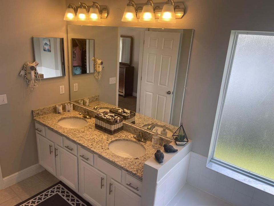 For Rent: $2,500 (5 beds, 3 baths, 1940 Square Feet)