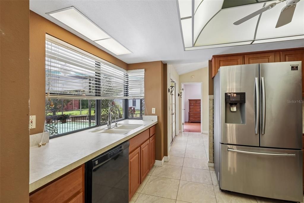 На продажу: $294,900 (3 спален, 2 ванн, 1711 Квадратных фут)