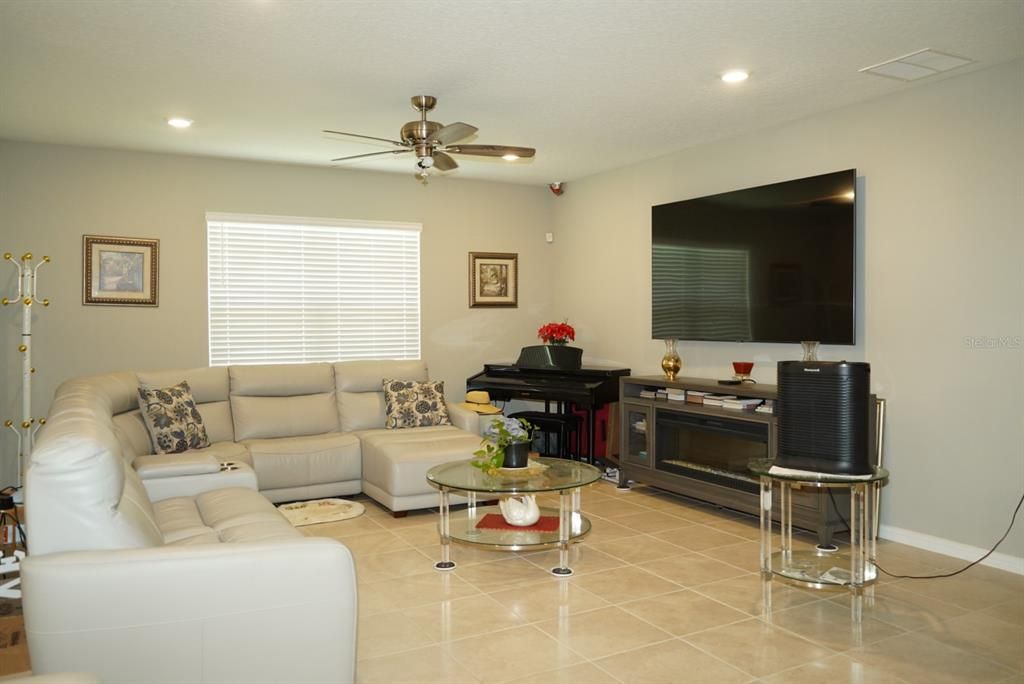 For Sale: $385,000 (4 beds, 2 baths, 1850 Square Feet)