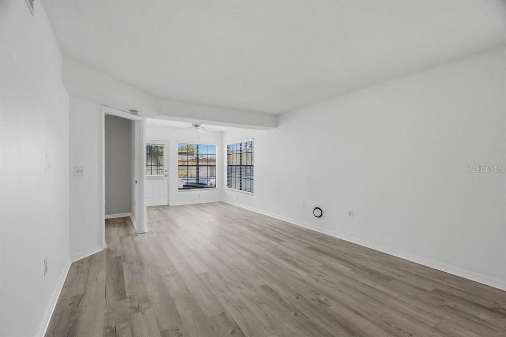 For Sale: $159,900 (2 beds, 2 baths, 1050 Square Feet)