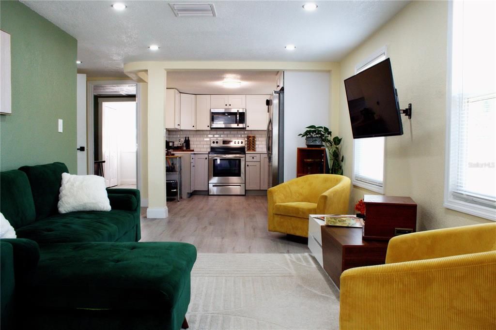 For Rent: $2,150 (2 beds, 1 baths, 730 Square Feet)