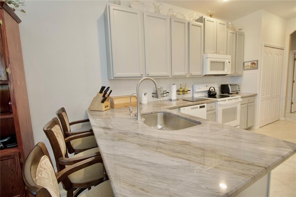 Activo con contrato: $410,000 (4 camas, 3 baños, 2246 Pies cuadrados)