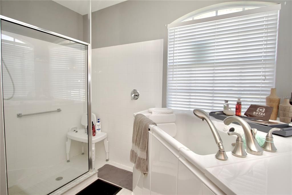 Activo con contrato: $410,000 (4 camas, 3 baños, 2246 Pies cuadrados)