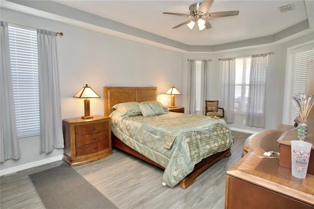 Activo con contrato: $410,000 (4 camas, 3 baños, 2246 Pies cuadrados)