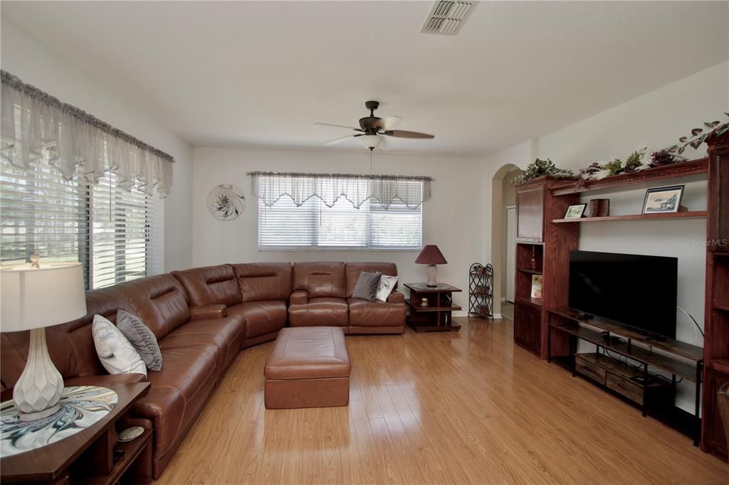 Activo con contrato: $410,000 (4 camas, 3 baños, 2246 Pies cuadrados)