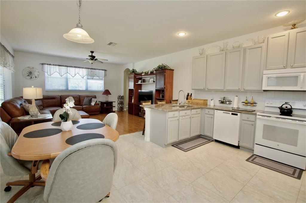 Activo con contrato: $410,000 (4 camas, 3 baños, 2246 Pies cuadrados)