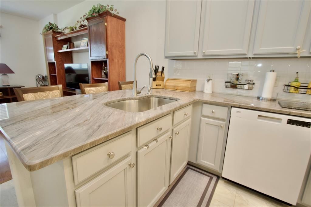 Activo con contrato: $410,000 (4 camas, 3 baños, 2246 Pies cuadrados)