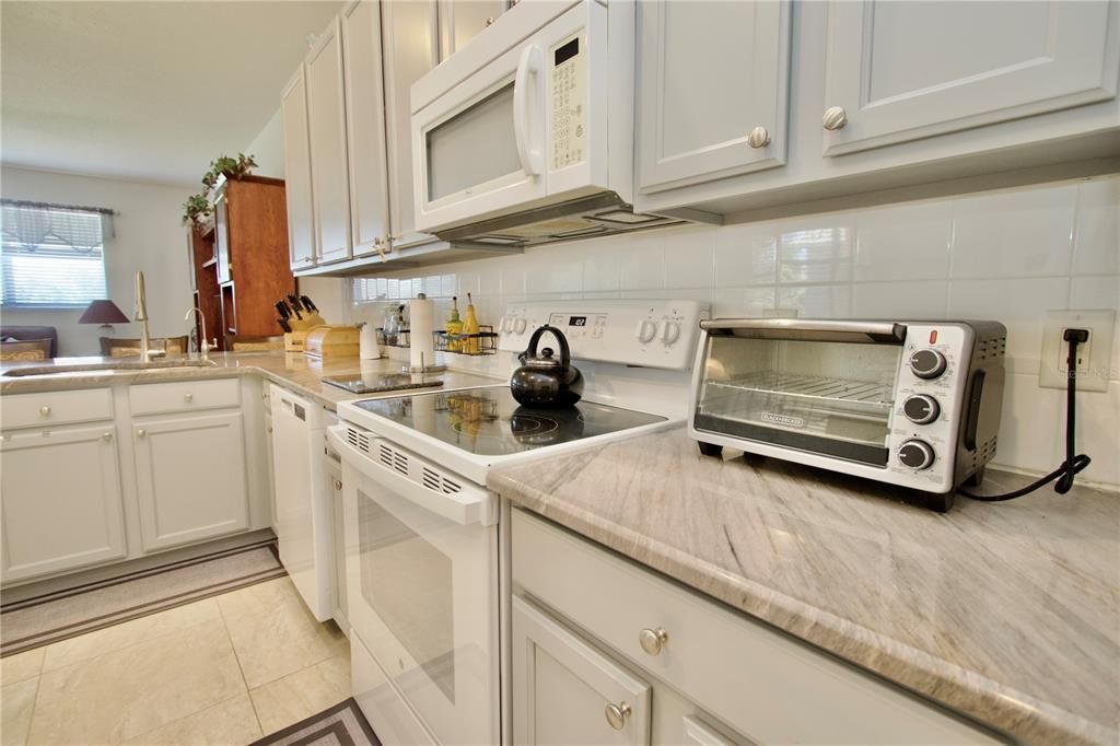 Activo con contrato: $410,000 (4 camas, 3 baños, 2246 Pies cuadrados)