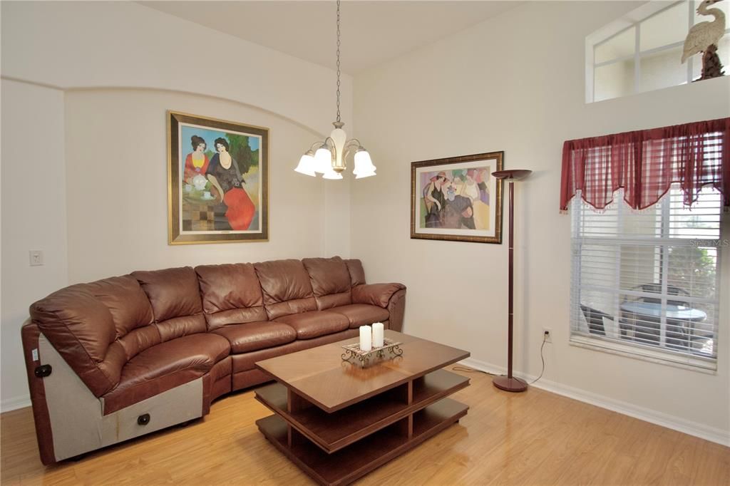 Activo con contrato: $410,000 (4 camas, 3 baños, 2246 Pies cuadrados)